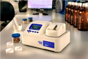 AquaLab 4TE no laboratório de análise com amostras