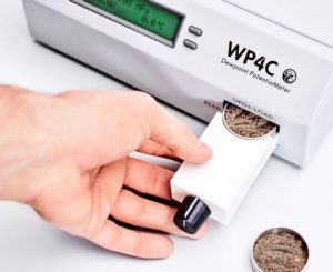 WP4C medidor de potencial hídrico lendo solos